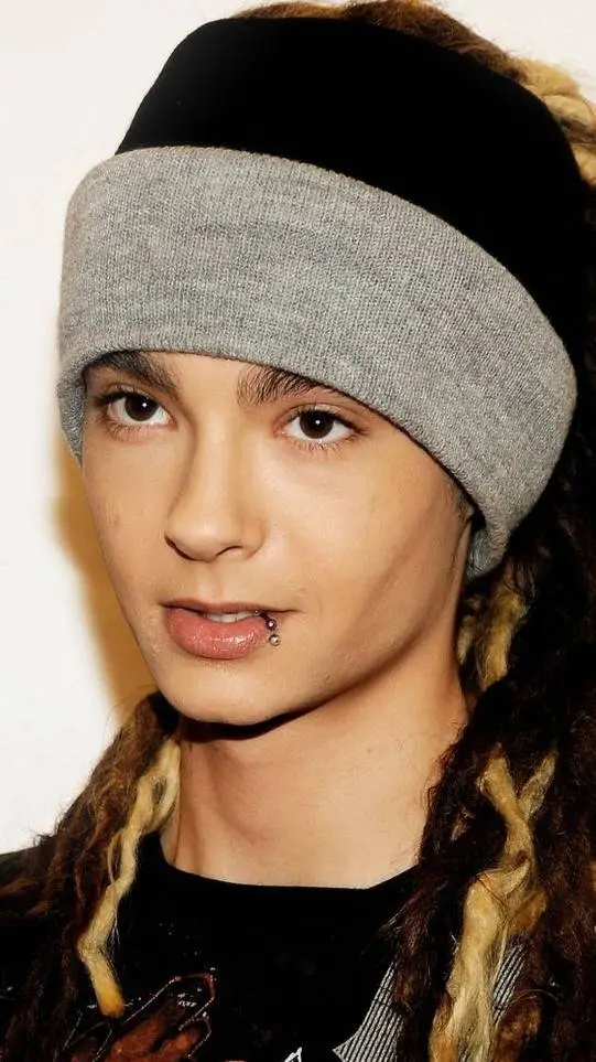 ai character: Tom Kaulitz background
