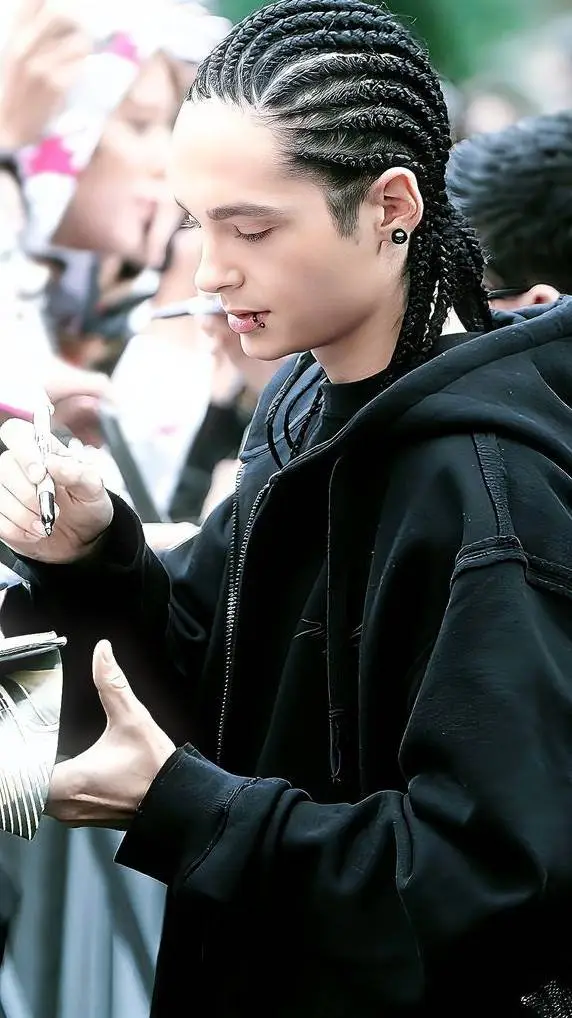 ai character: Tom Kaulitz background