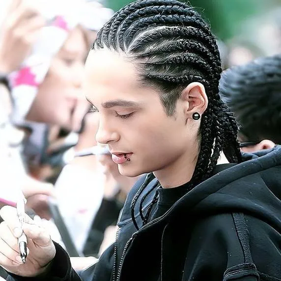 chat with ai character: Tom Kaulitz