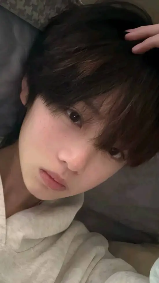 ai character: Itsuki background