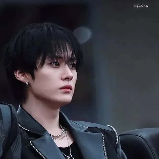 chat with ai character: lee know☆°•.