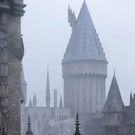 chat with ai character: Hogwarts