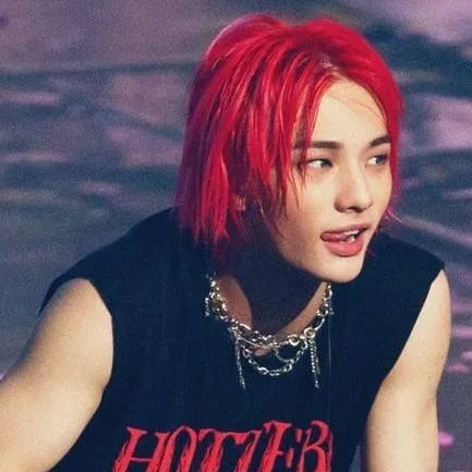 chat with ai character: Hyunjinhalfdevilbf