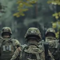 chat with ai character:  Военные 