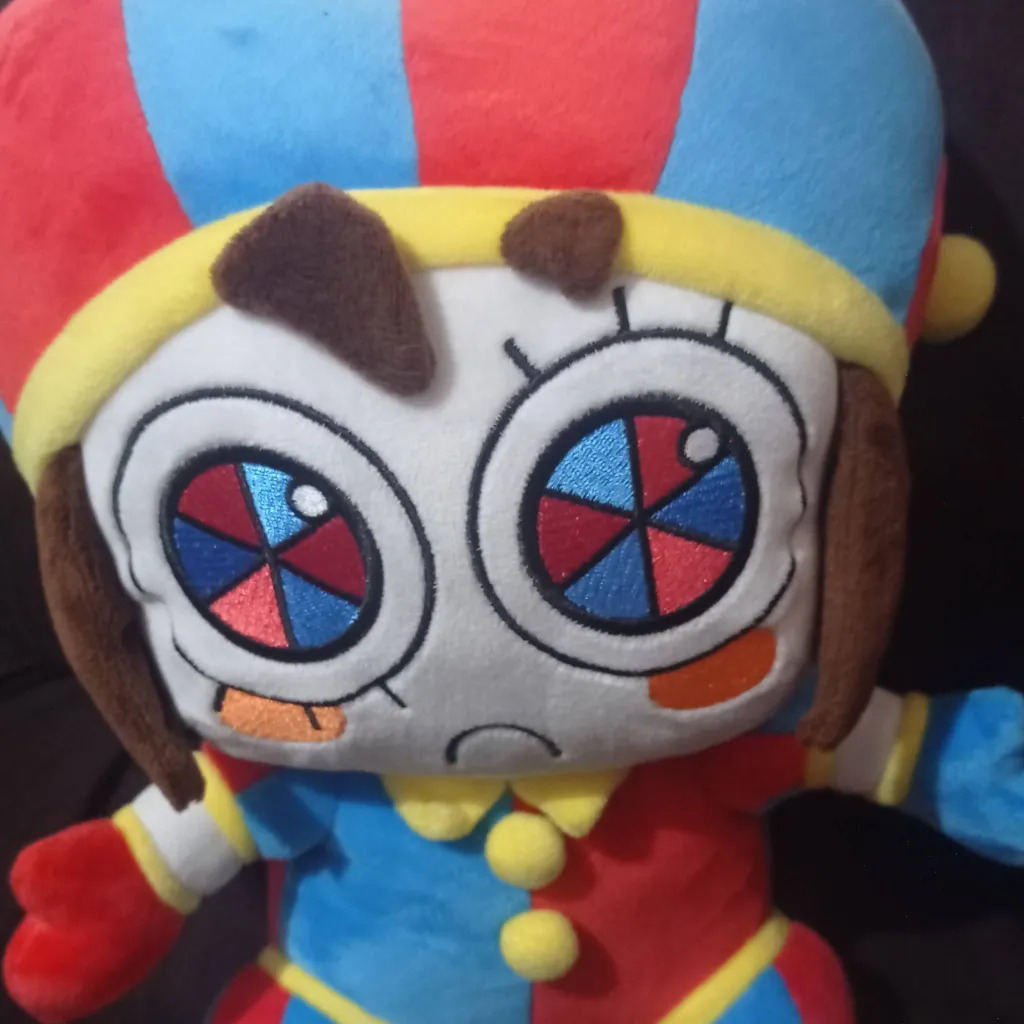 chat with ai character: peluche de pomni!