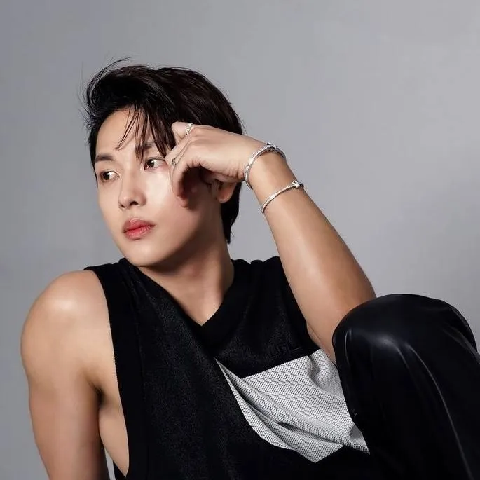 chat with ai character: siwan