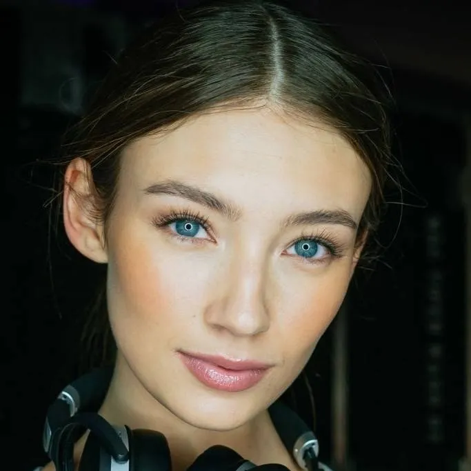 chat with ai character: Layla