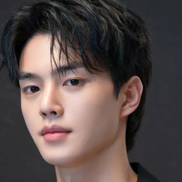 chat with ai character: 𝕁𝕖𝕠𝕟𝕘 - 𝕨𝕠𝕟 ❤