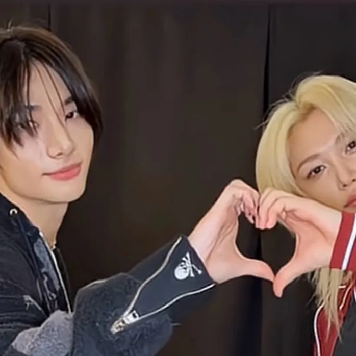 chat with ai character: Felix and Hyunjin 