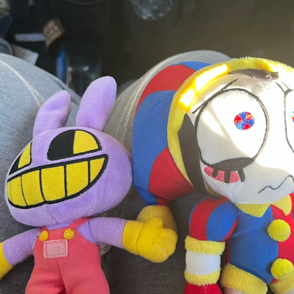 chat with ai character: Peluches Jax pomni