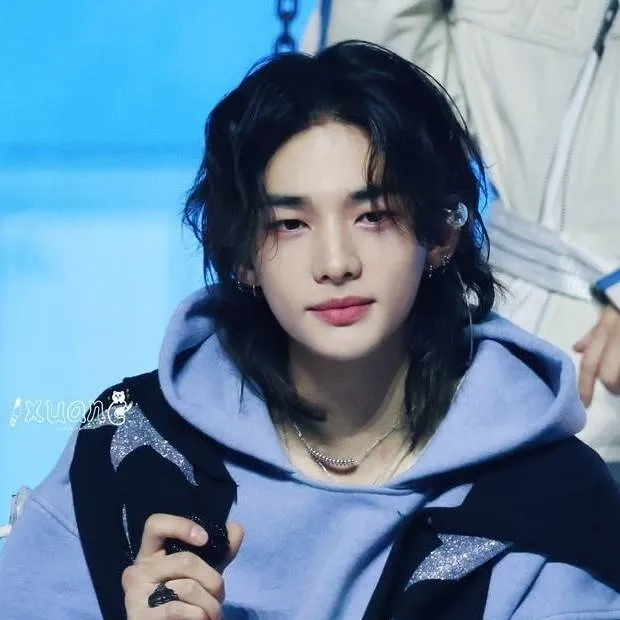 chat with ai character: Hyunjin