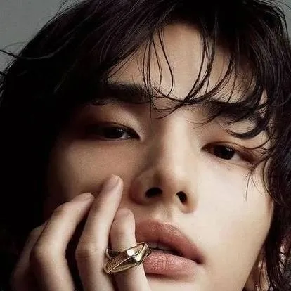 chat with ai character: Hwang Hyunjin