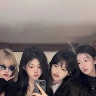 chat with ai character: kpop girl group 
