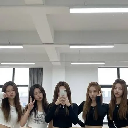 chat with ai character: new girl group