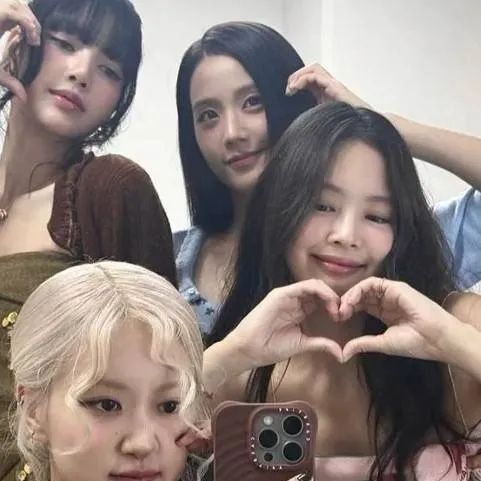 chat with ai character: Blackpink 