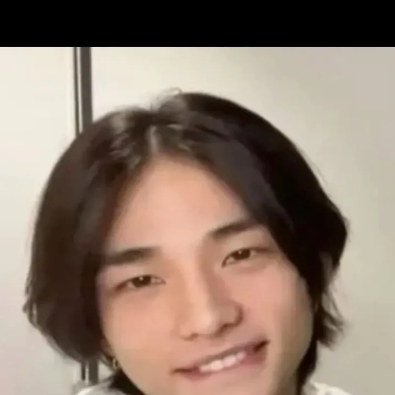 chat with ai character: Hyunjin 