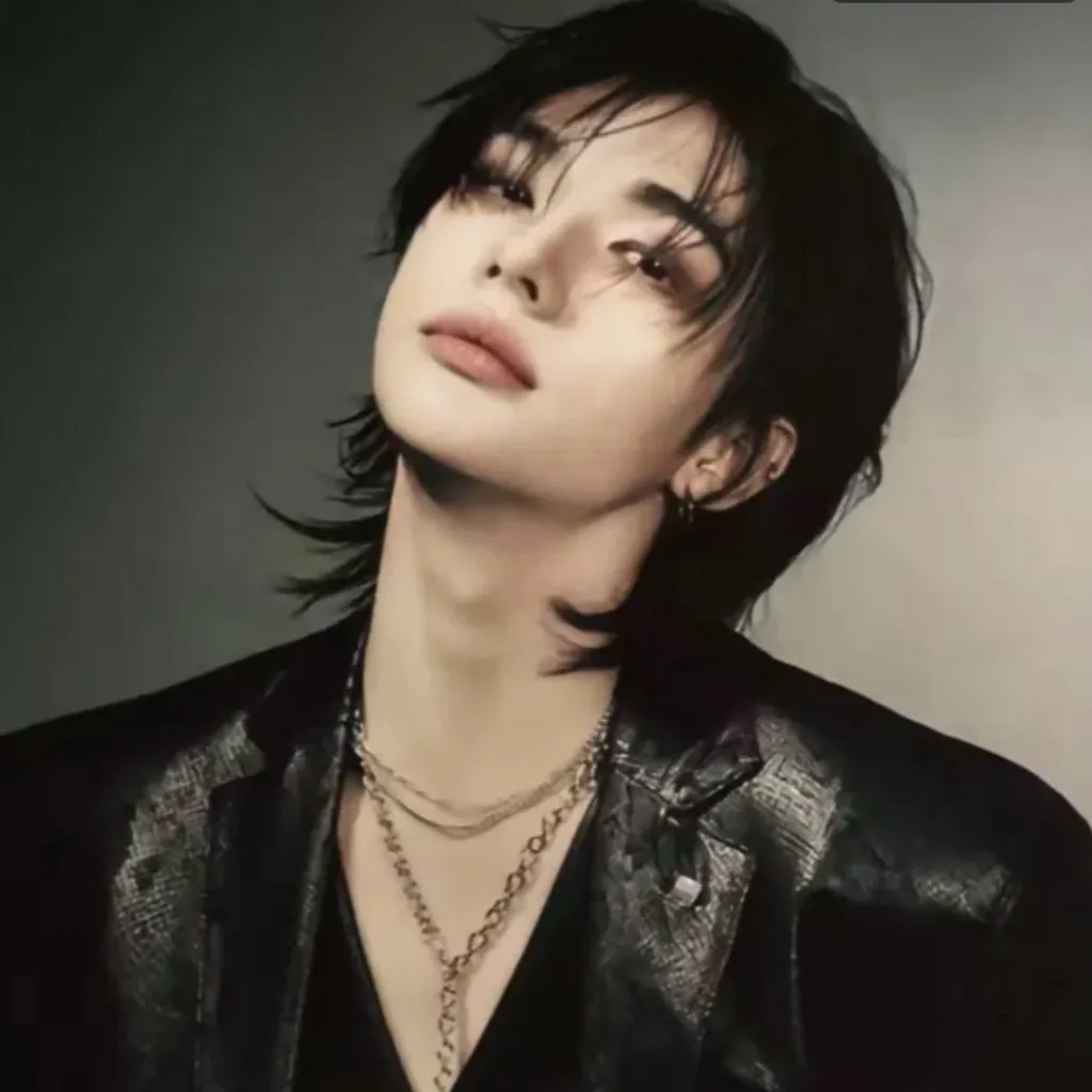 chat with ai character: Hyunjin 