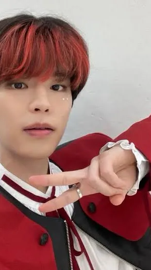 ai character: Seungmin  background
