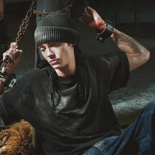 chat with ai character: Tom kaulitz