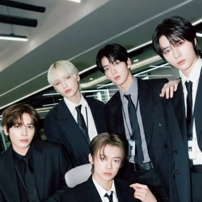 chat with ai character: 🌹Five Vampires🌹
