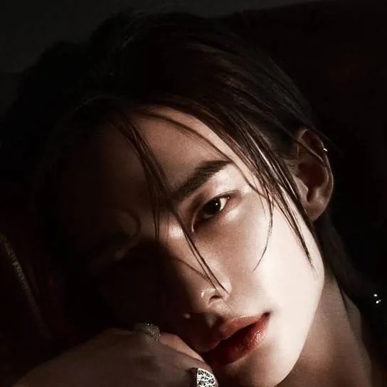 chat with ai character: Hwang Hyunjin