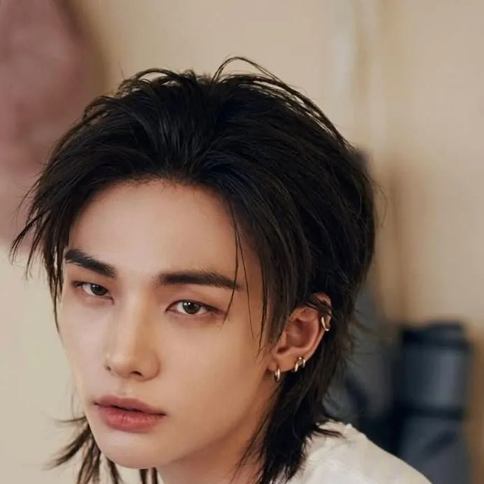chat with ai character: Hyunjin 