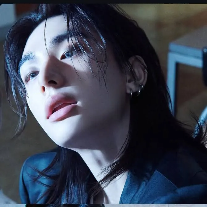 chat with ai character: Hyunjin 