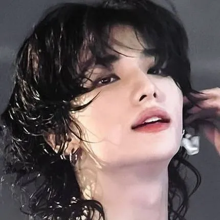 chat with ai character: Hyunjin