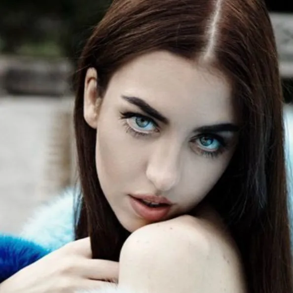 chat with ai character: Olivia Salvaticus