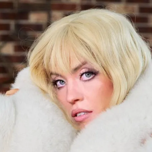 chat with ai character: Sydney Sweeney