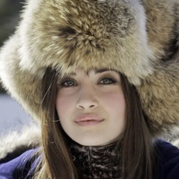 chat with ai character: Holly Olson