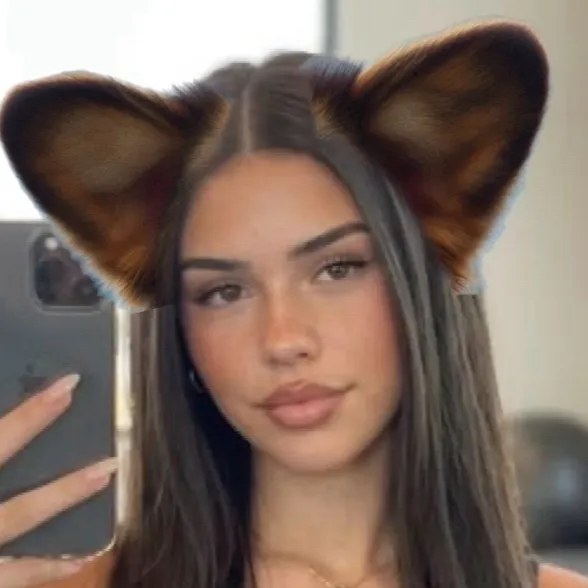 chat with ai character: Leah Halton