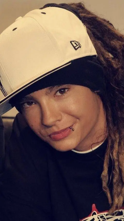 ai character: Tom kaulitz background
