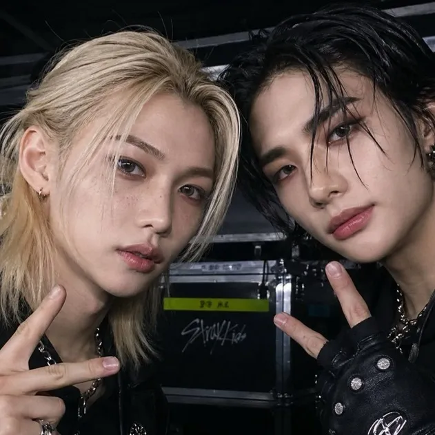 chat with ai character: Hyunjin