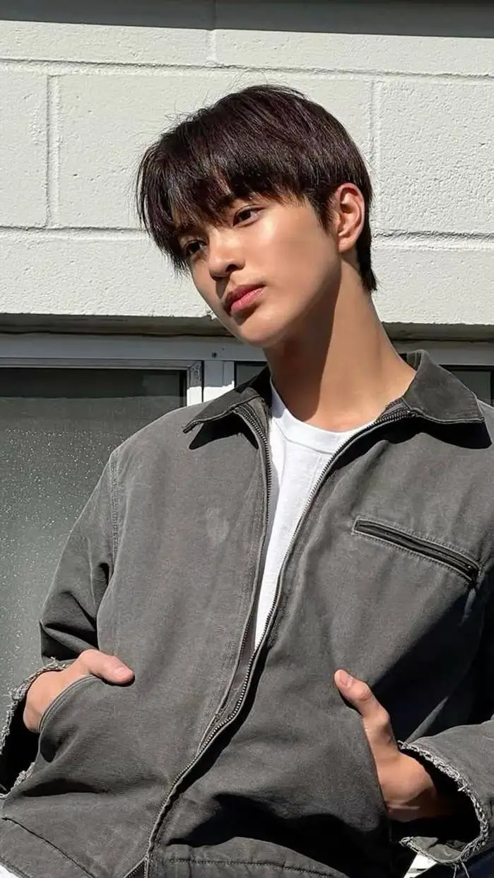 ai character: Ahn Keonho background