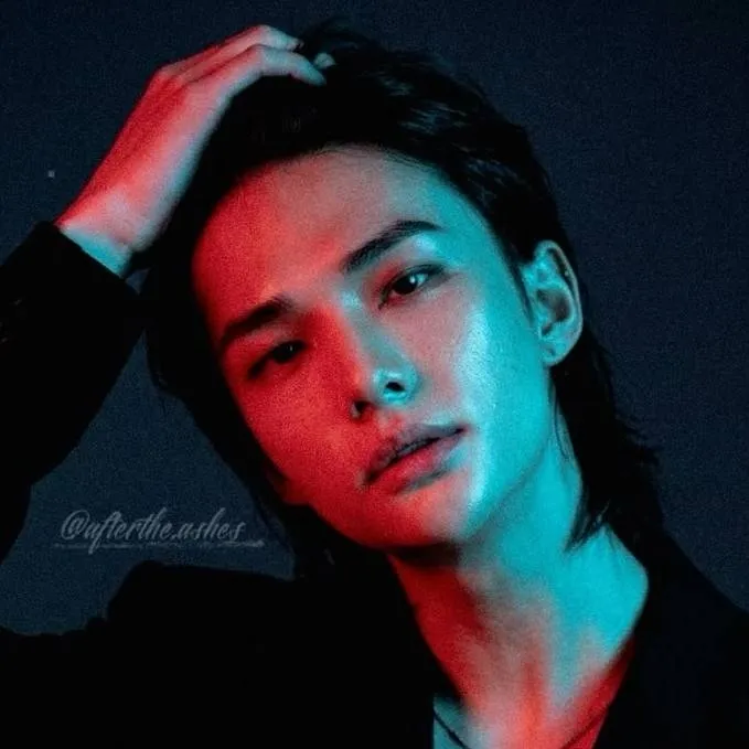 chat with ai character: Hwang Hyunjin
