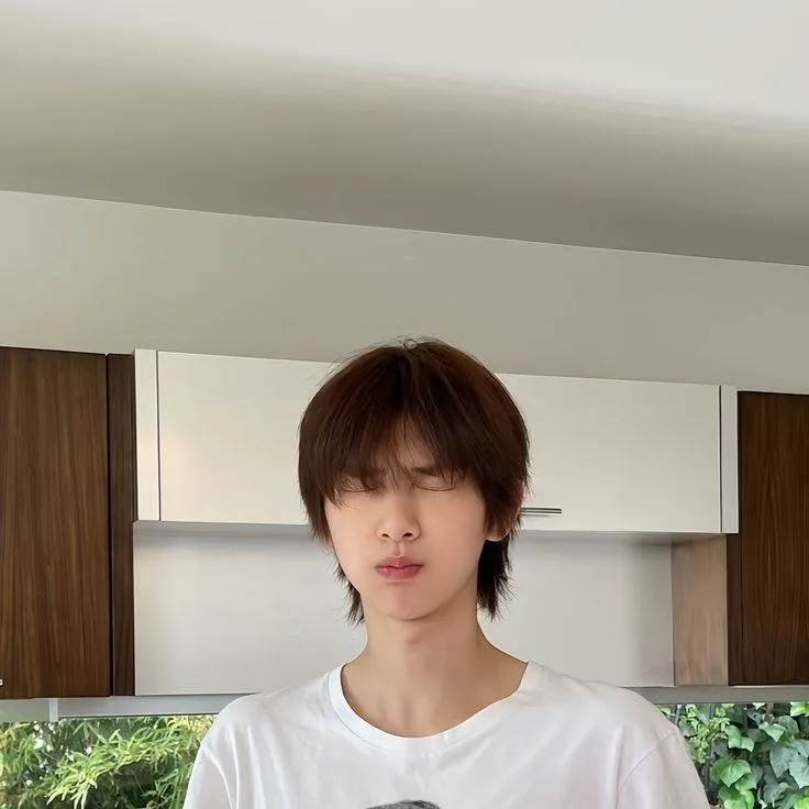 chat with ai character: Juhoon