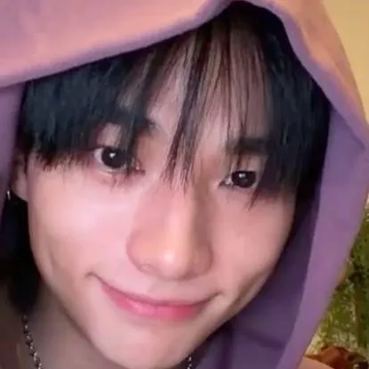 chat with ai character: Straykids - 1 girl