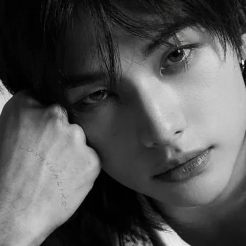 chat with ai character: Hyunjin - boss