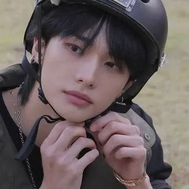 chat with ai character: Hyunjin - wedding