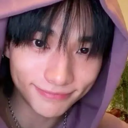 chat with ai character: Hyunjin - fanmeet