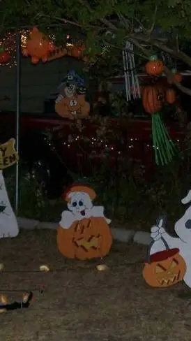 ai character: halloween en 1998 background