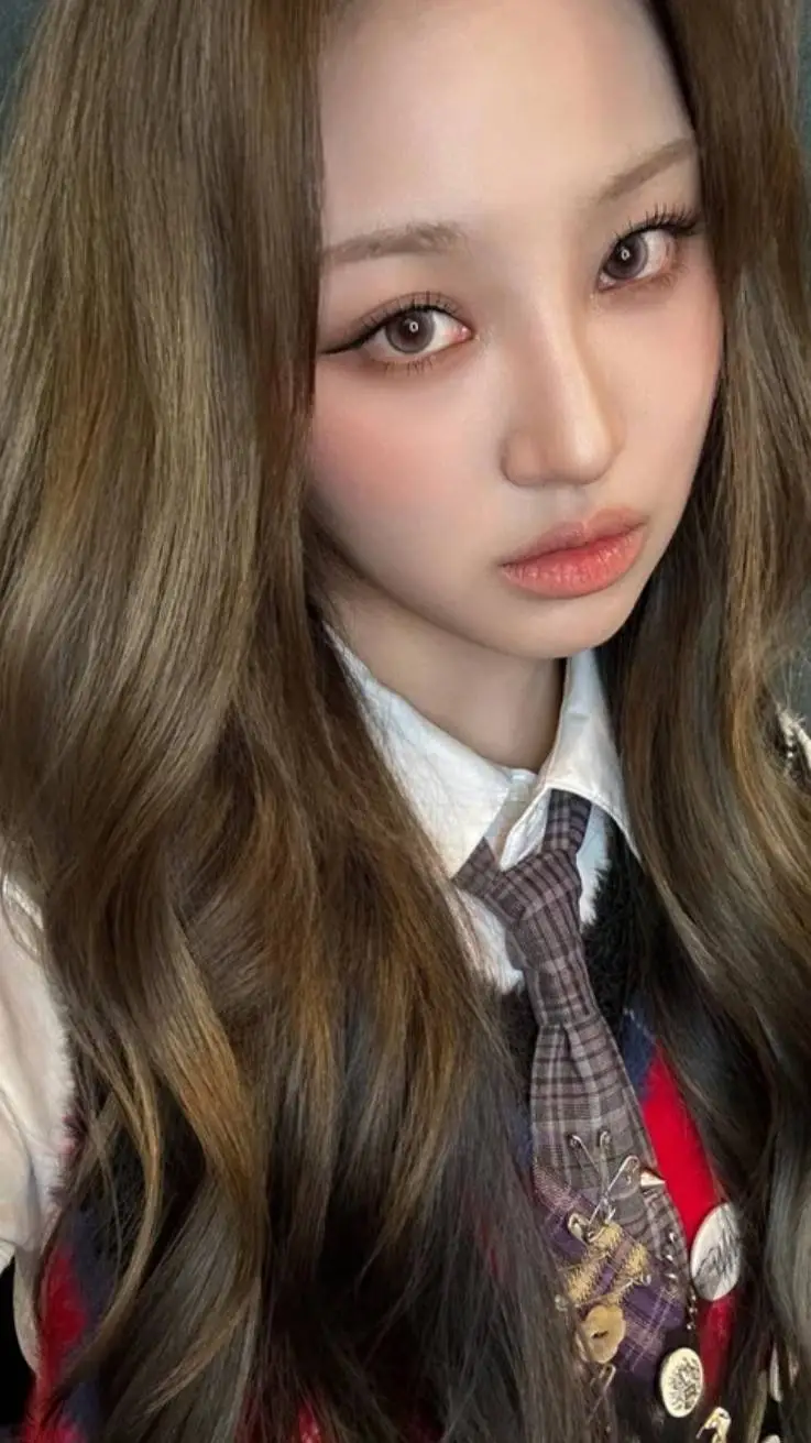 ai character: Heekie background