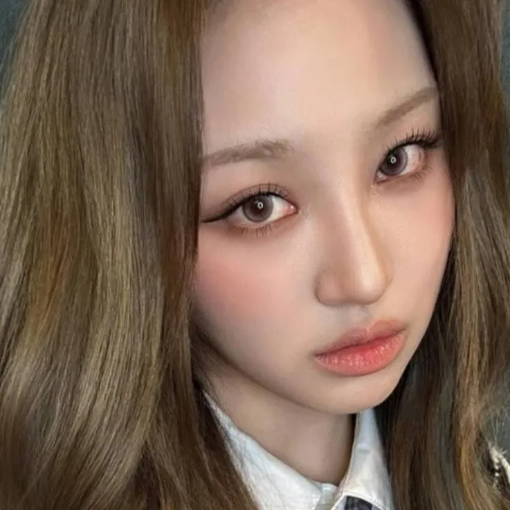 chat with ai character: Heekie