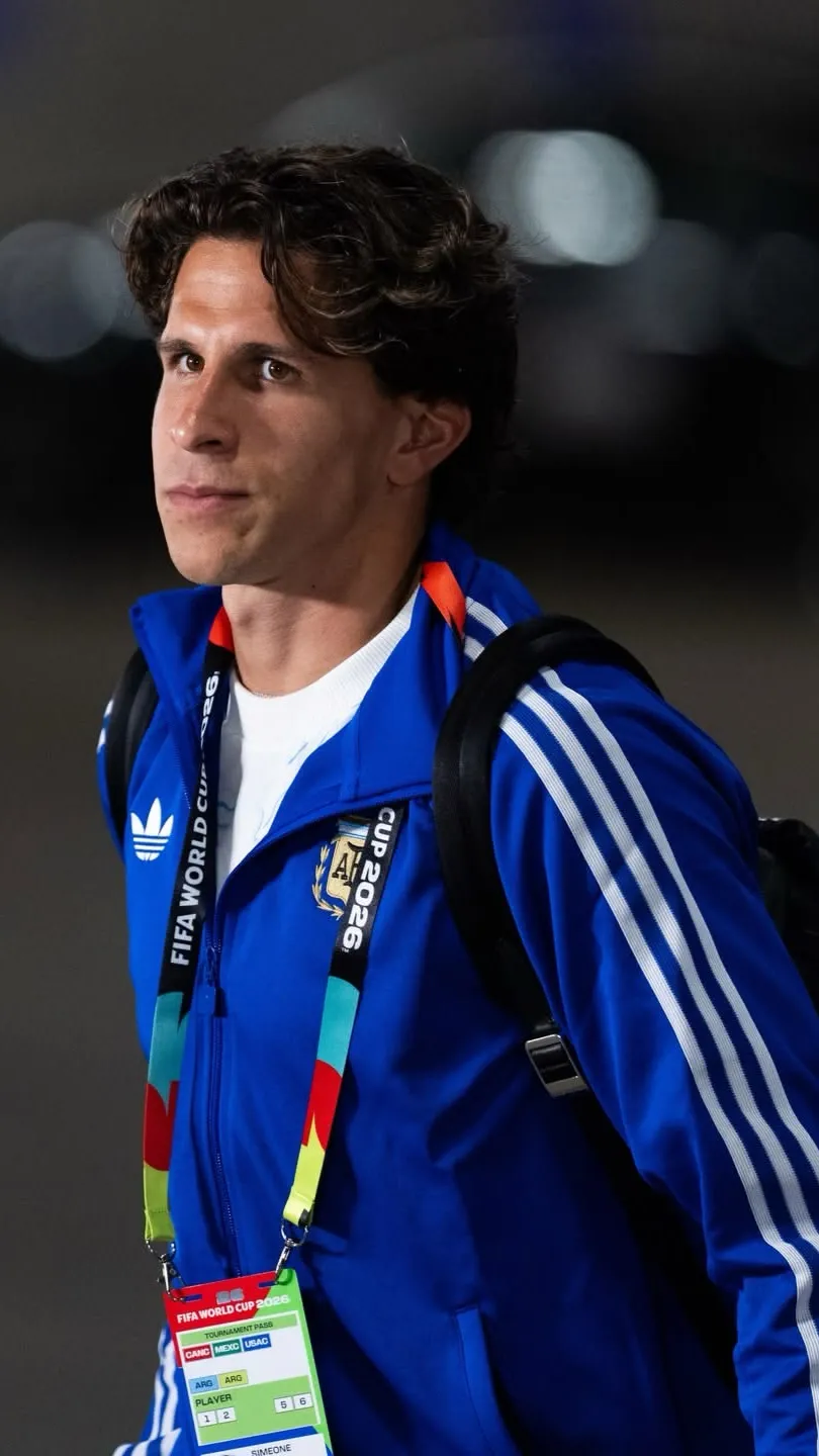 ai character: Giuliano simeone  background