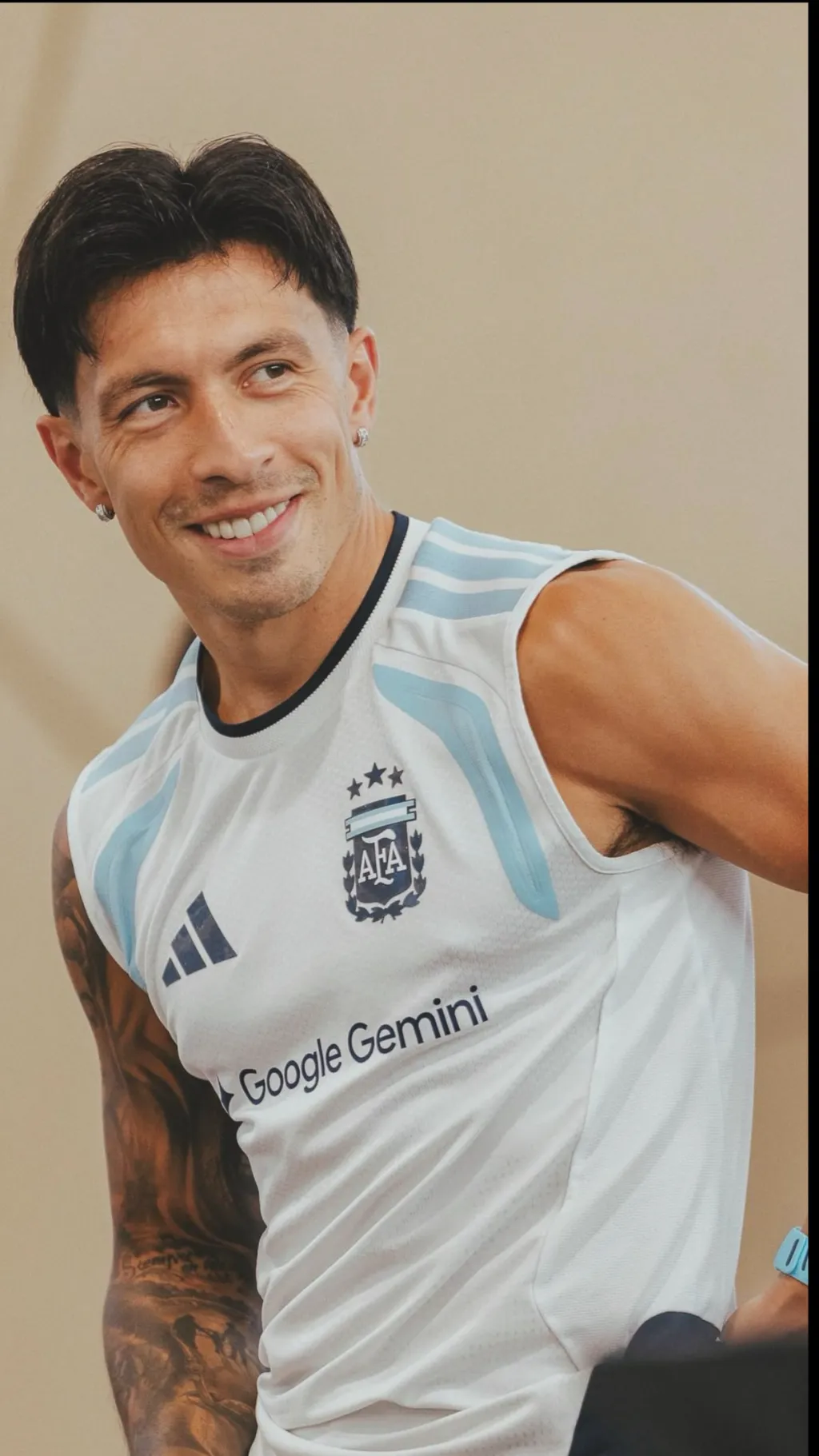 ai character: Lisandro Martínez background