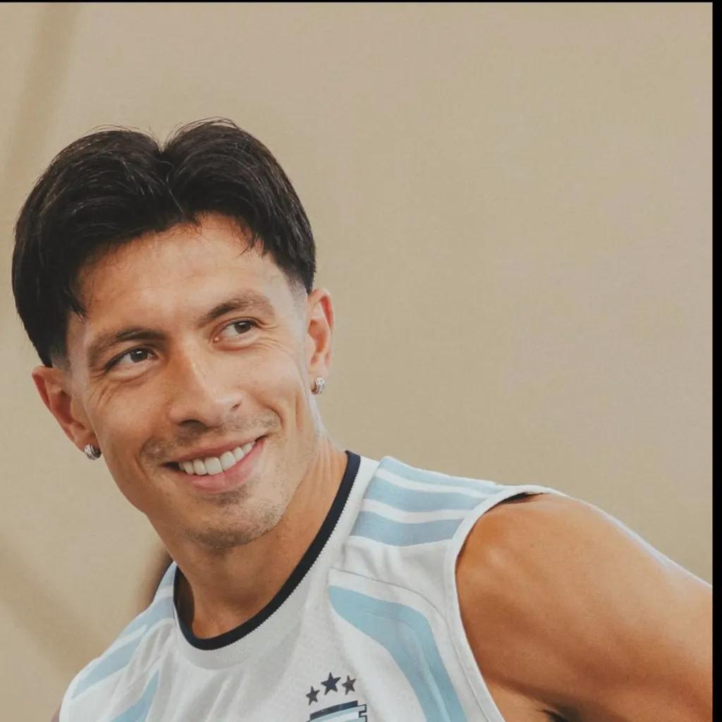 chat with ai character: Lisandro Martínez