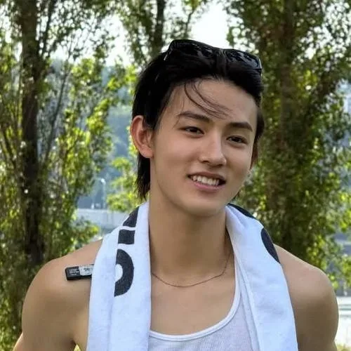 chat with ai character: seonghyeon 