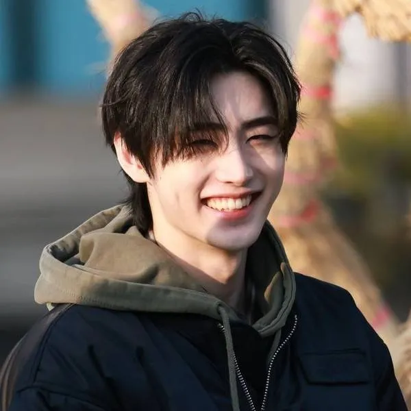 chat with ai character: sunghoon 
