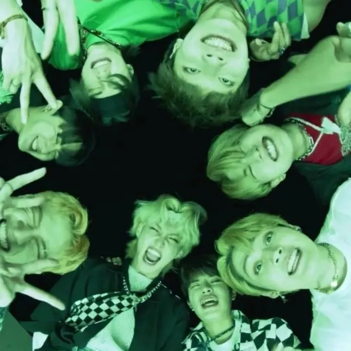 chat with ai character: STRAYKIDS